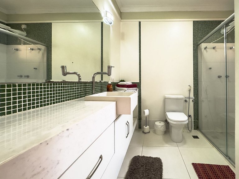 Casa com piscina e 3 suítes na Granja Viana