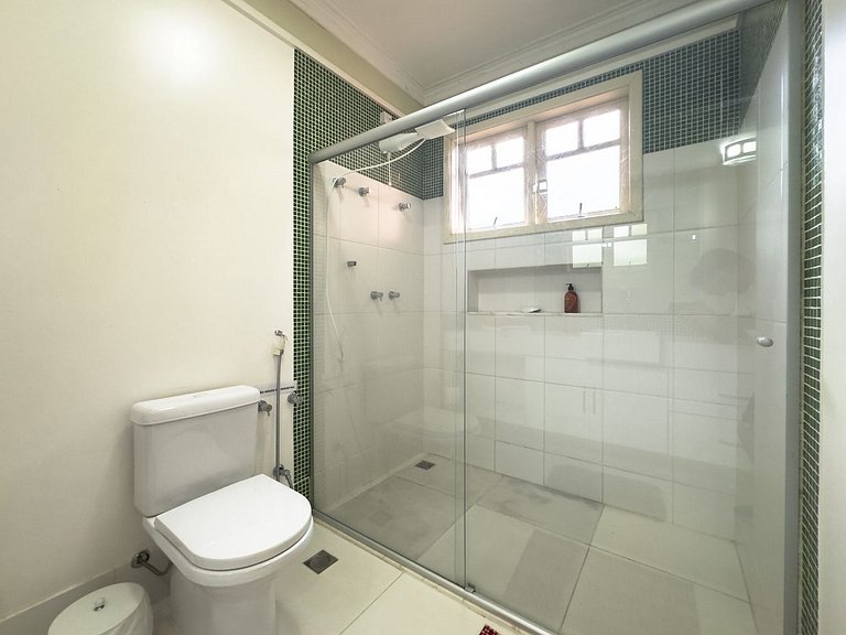 Casa com piscina e 3 suítes na Granja Viana