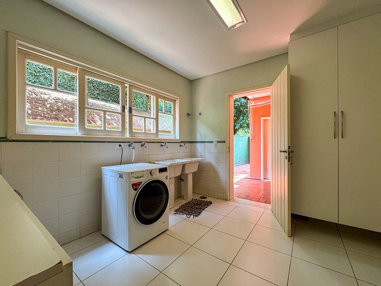 Casa com piscina e 3 suítes na Granja Viana