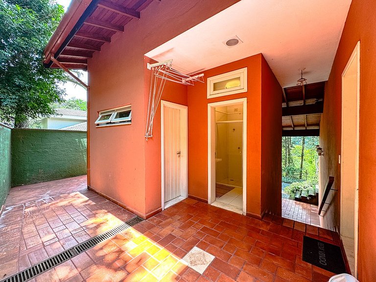 Casa com piscina e 3 suítes na Granja Viana