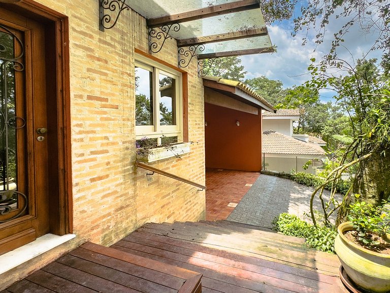 Casa com piscina e 3 suítes na Granja Viana