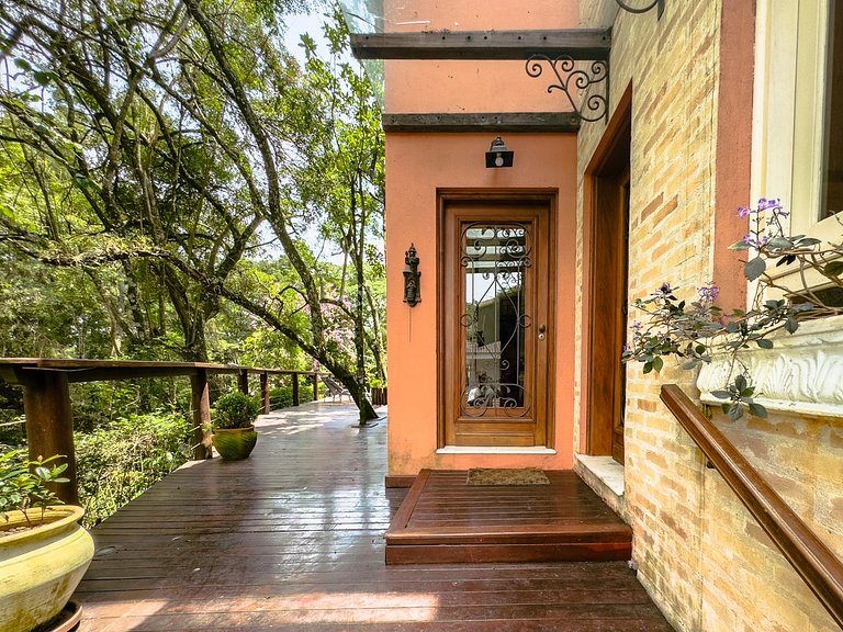 Casa com piscina e 3 suítes na Granja Viana