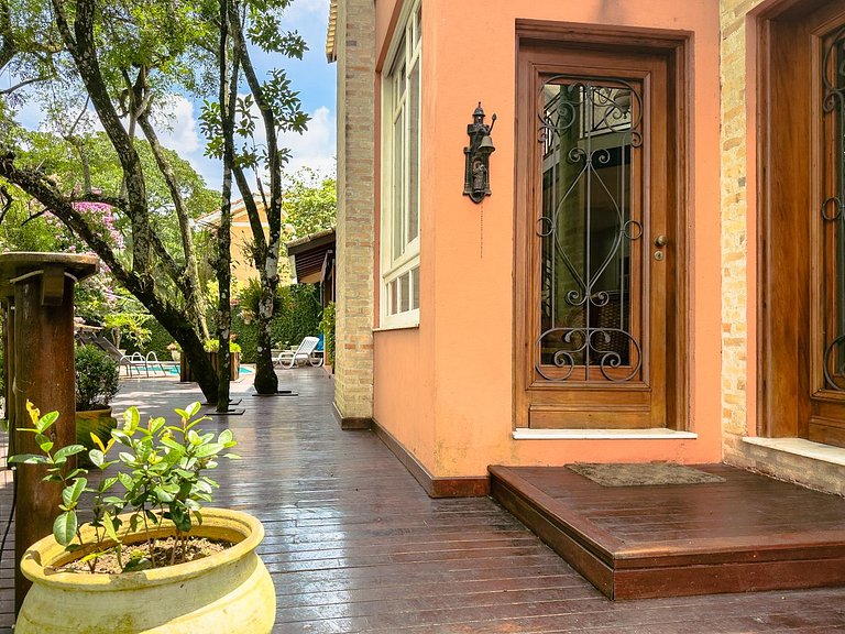 Casa com piscina e 3 suítes na Granja Viana