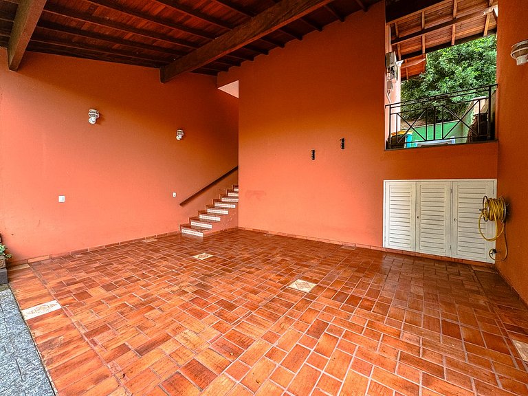 Casa com piscina e 3 suítes na Granja Viana
