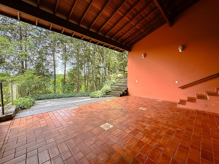 Casa com piscina e 3 suítes na Granja Viana