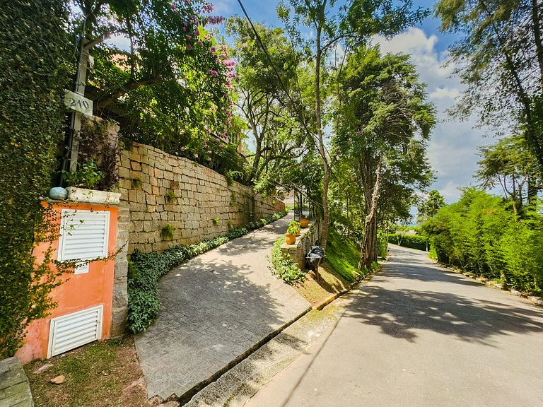 Casa com piscina e 3 suítes na Granja Viana