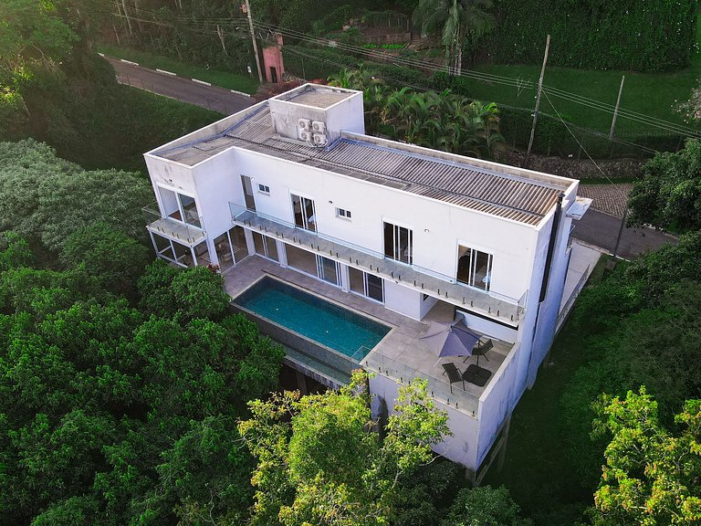 Casa de Alto Padrão com 4 suítes | 30 min de SP