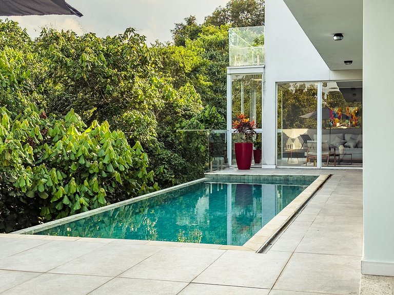 Casa de Alto Padrão com 4 suítes | 30 min de SP