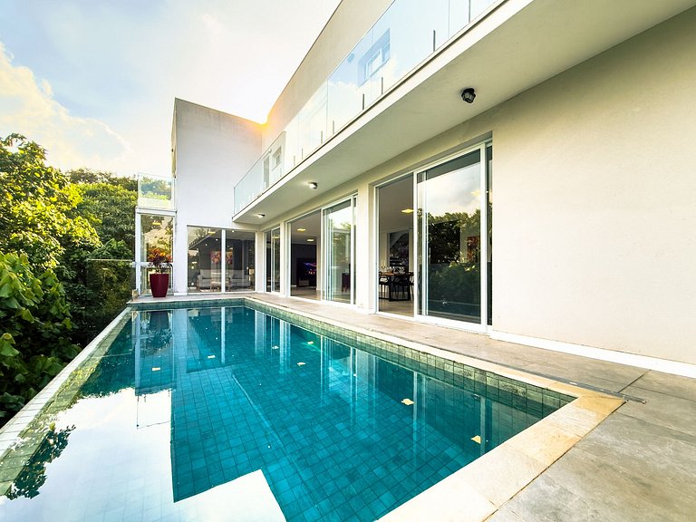 Casa de Alto Padrão com 4 suítes | 30 min de SP