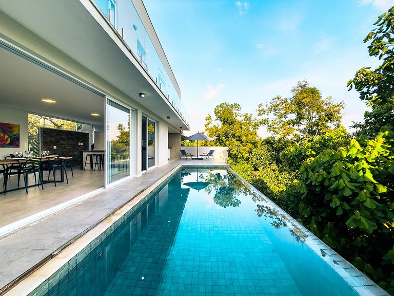 Casa de Alto Padrão com 4 suítes | 30 min de SP