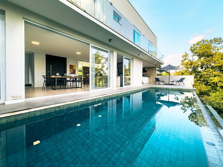 Casa de Alto Padrão com 4 suítes | 30 min de SP