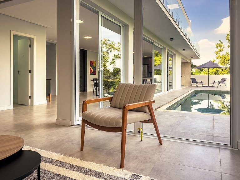 Casa de Alto Padrão com 4 suítes | 30 min de SP