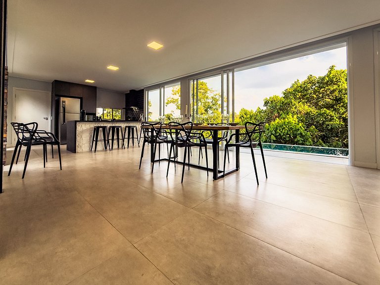 Casa de Alto Padrão com 4 suítes | 30 min de SP