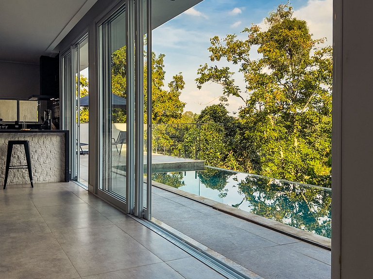 Casa de Alto Padrão com 4 suítes | 30 min de SP