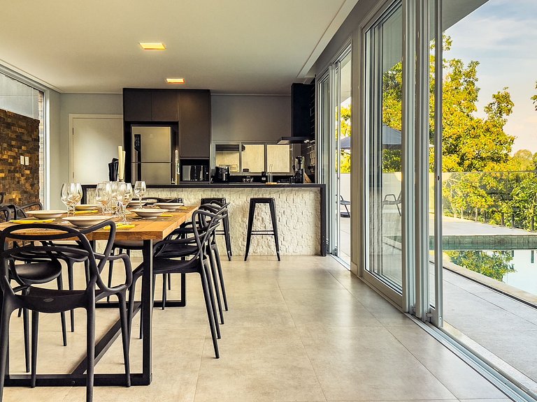 Casa de Alto Padrão com 4 suítes | 30 min de SP