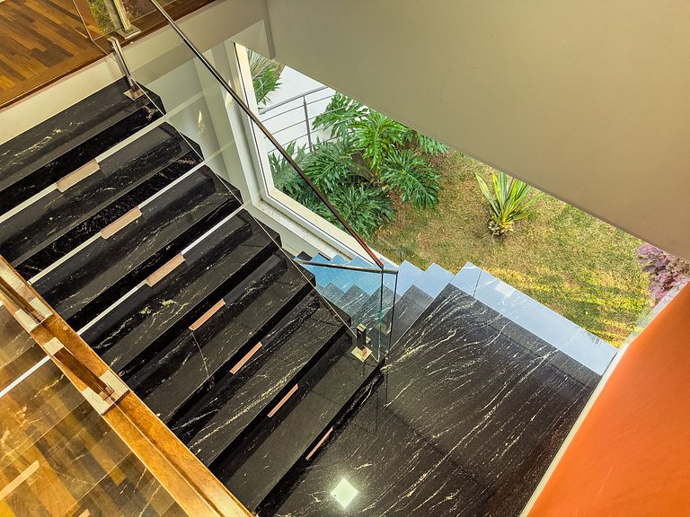 Casa de Alto Padrão com 4 suítes | 30 min de SP