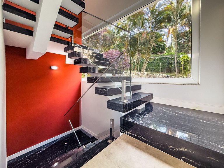 Casa de Alto Padrão com 4 suítes | 30 min de SP