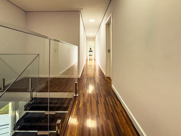 Casa de Alto Padrão com 4 suítes | 30 min de SP