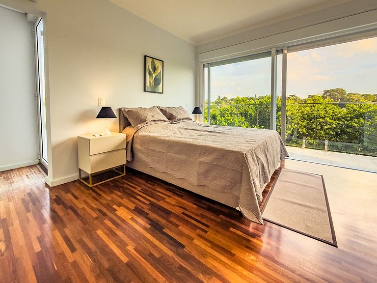 Casa de Alto Padrão com 4 suítes | 30 min de SP