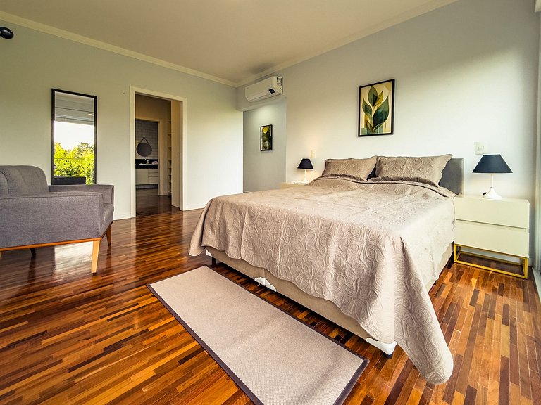 Casa de Alto Padrão com 4 suítes | 30 min de SP