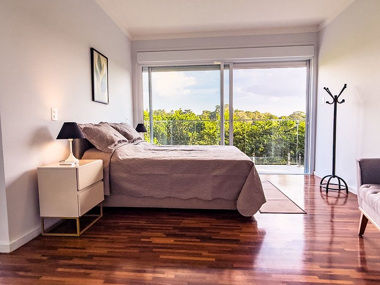 Casa de Alto Padrão com 4 suítes | 30 min de SP
