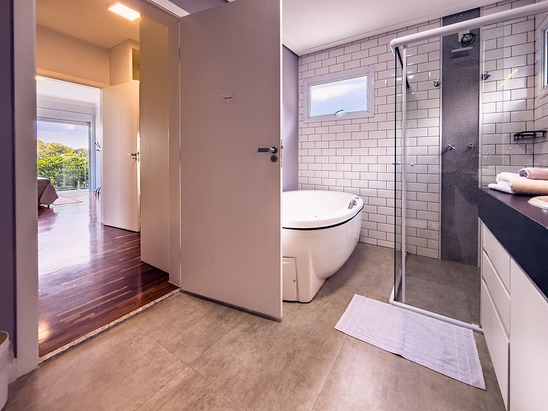 Casa de Alto Padrão com 4 suítes | 30 min de SP