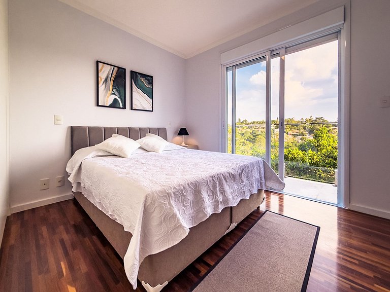 Casa de Alto Padrão com 4 suítes | 30 min de SP