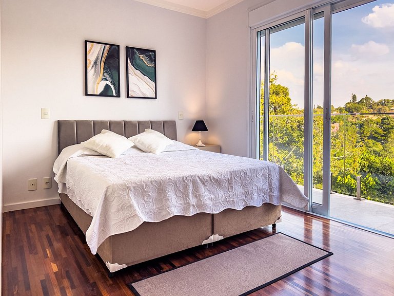Casa de Alto Padrão com 4 suítes | 30 min de SP