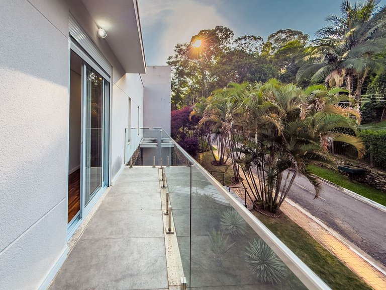 Casa de Alto Padrão com 4 suítes | 30 min de SP