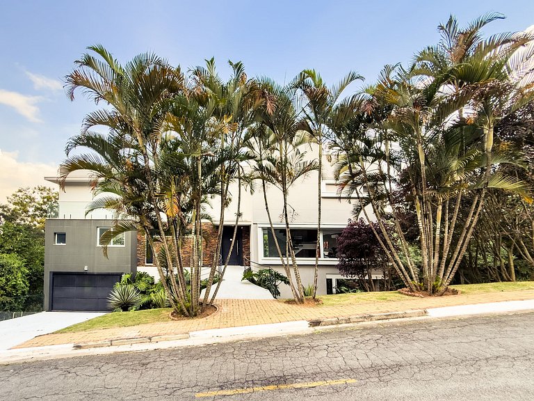Casa de Alto Padrão com 4 suítes | 30 min de SP