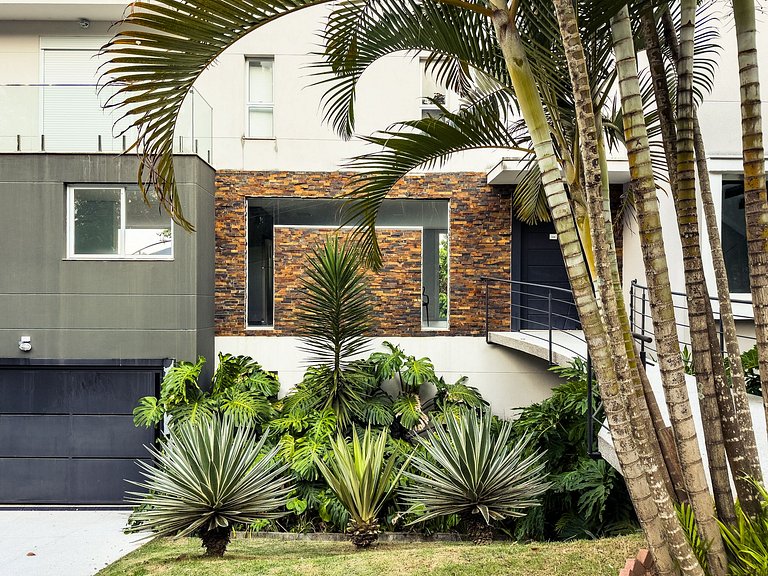 Casa de Alto Padrão com 4 suítes | 30 min de SP