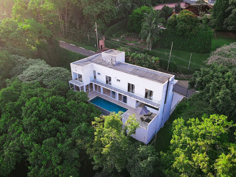 Casa de Alto Padrão com 4 suítes | 30 min de SP