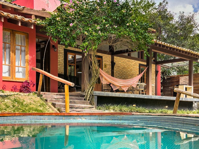 Casa c/ 3 suítes, piscina e natureza 30min de SP