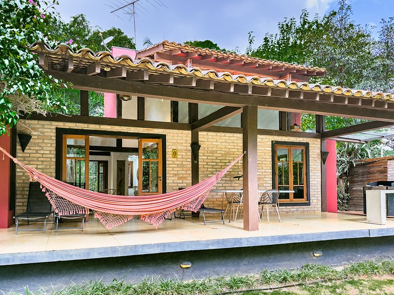 Casa c/ 3 suítes, piscina e natureza 30min de SP