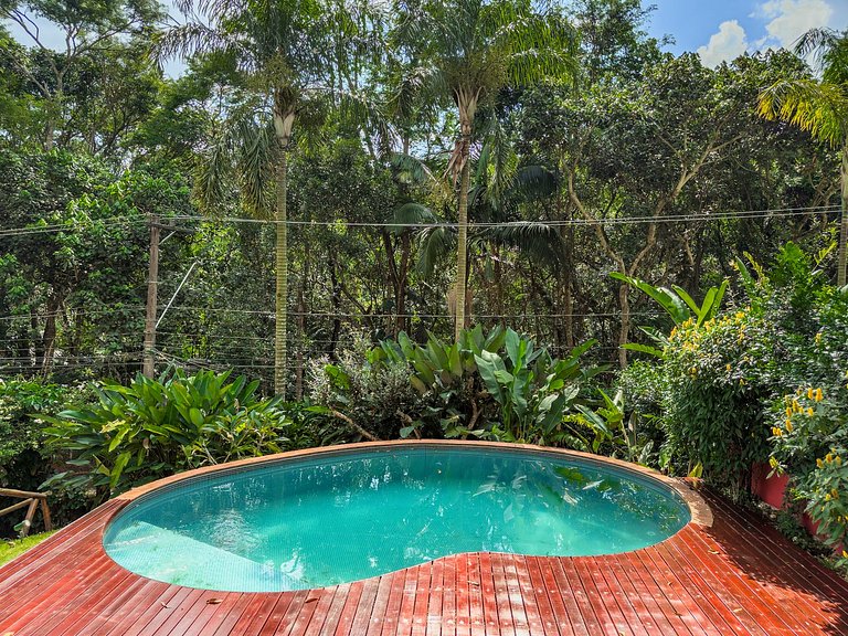 Casa c/ 3 suítes, piscina e natureza 30min de SP
