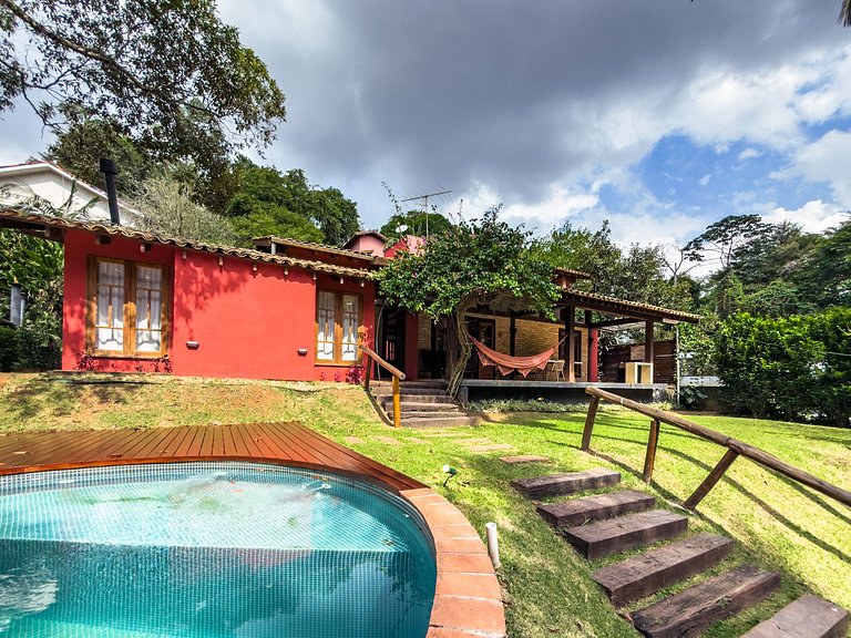 Casa c/ 3 suítes, piscina e natureza 30min de SP