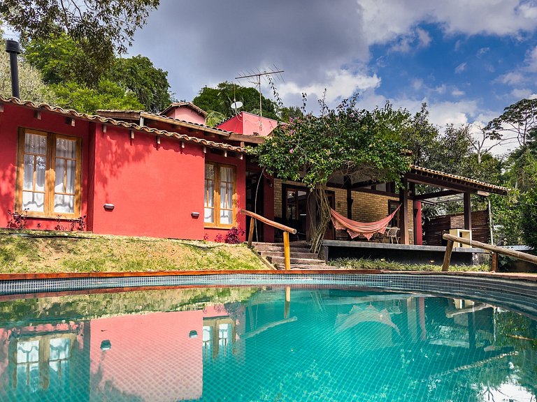 Casa c/ 3 suítes, piscina e natureza 30min de SP
