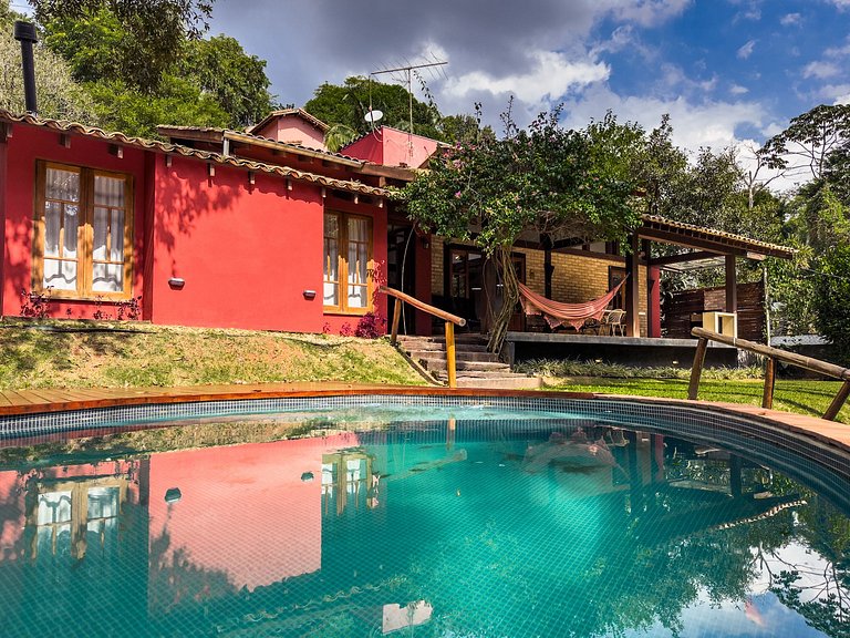 Casa c/ 3 suítes, piscina e natureza 30min de SP