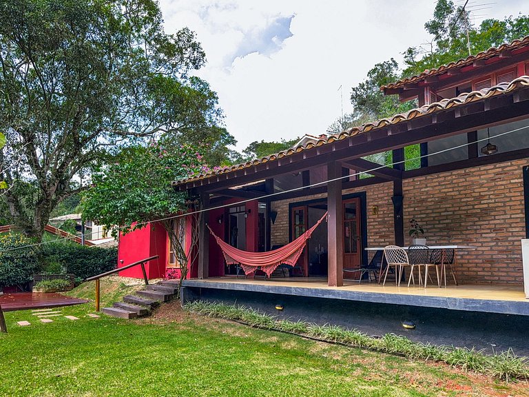 Casa c/ 3 suítes, piscina e natureza 30min de SP