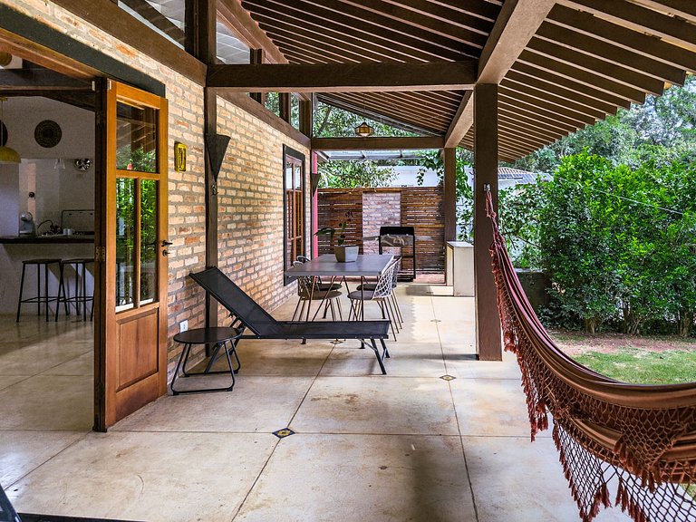 Casa c/ 3 suítes, piscina e natureza 30min de SP