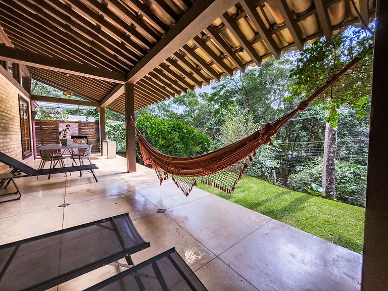 Casa c/ 3 suítes, piscina e natureza 30min de SP