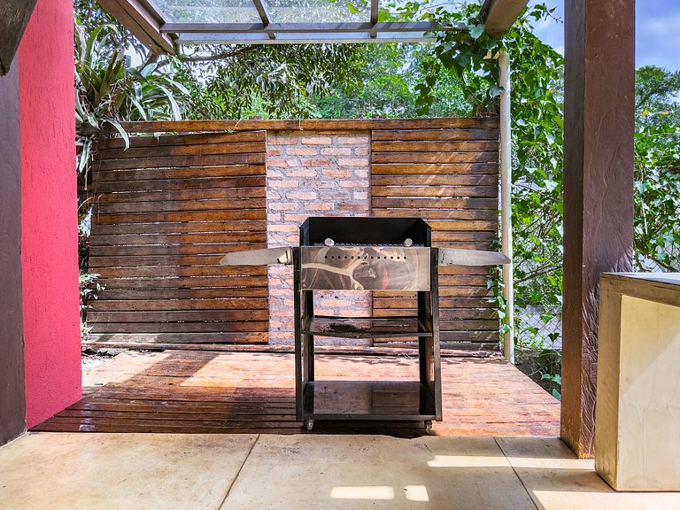 Casa c/ 3 suítes, piscina e natureza 30min de SP