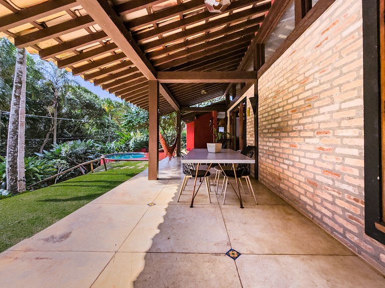 Casa c/ 3 suítes, piscina e natureza 30min de SP