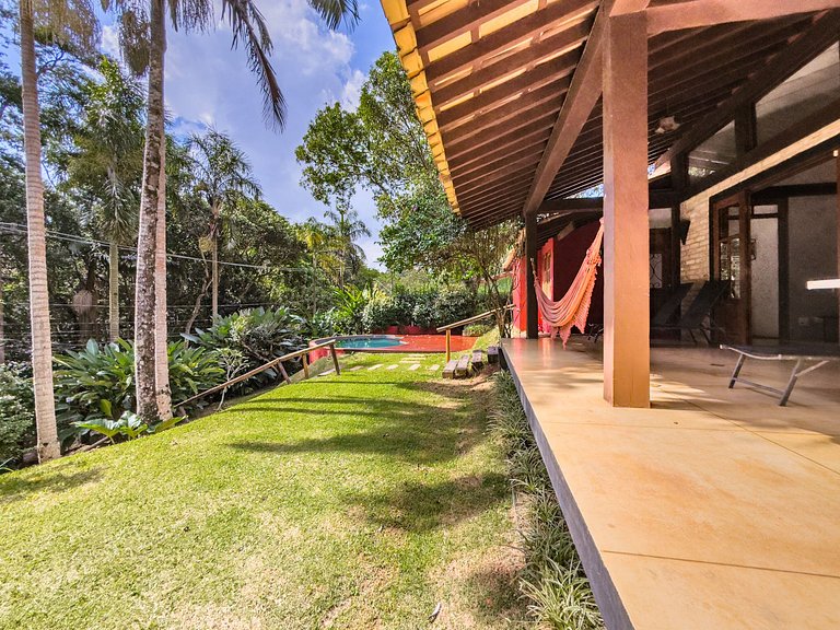 Casa c/ 3 suítes, piscina e natureza 30min de SP