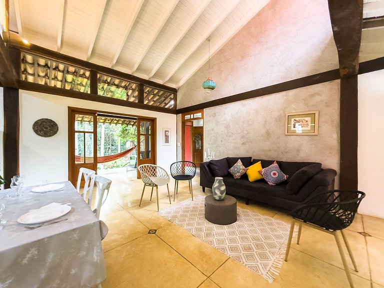 Casa c/ 3 suítes, piscina e natureza 30min de SP