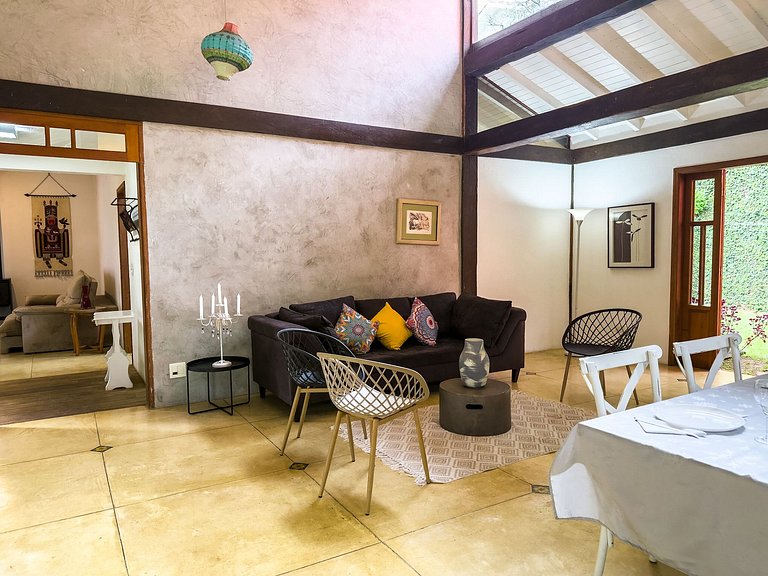 Casa c/ 3 suítes, piscina e natureza 30min de SP