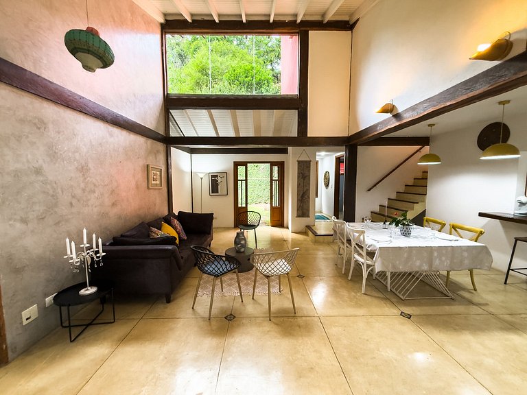 Casa c/ 3 suítes, piscina e natureza 30min de SP