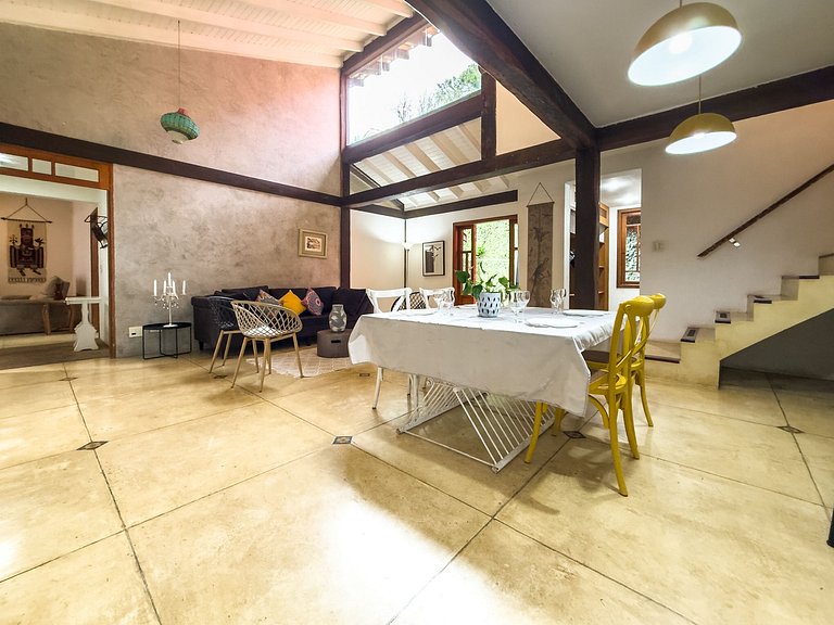Casa c/ 3 suítes, piscina e natureza 30min de SP