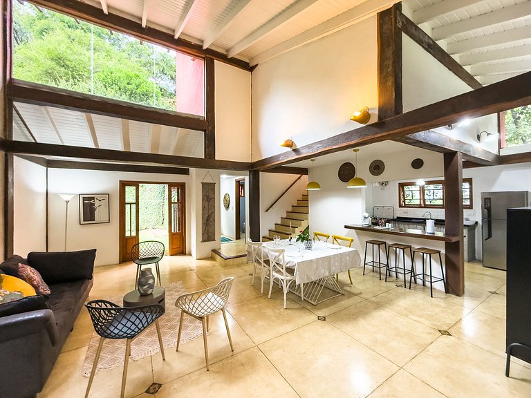 Casa c/ 3 suítes, piscina e natureza 30min de SP