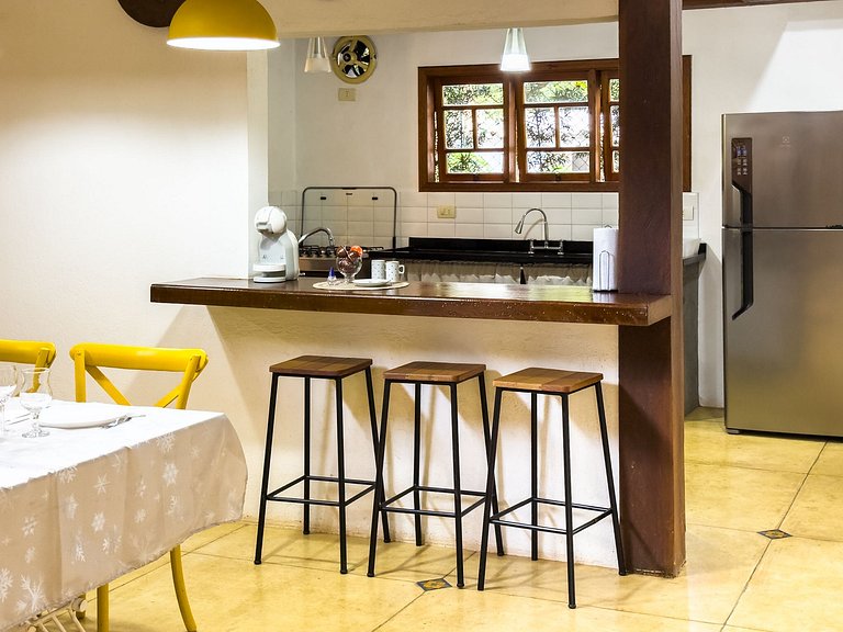 Casa c/ 3 suítes, piscina e natureza 30min de SP